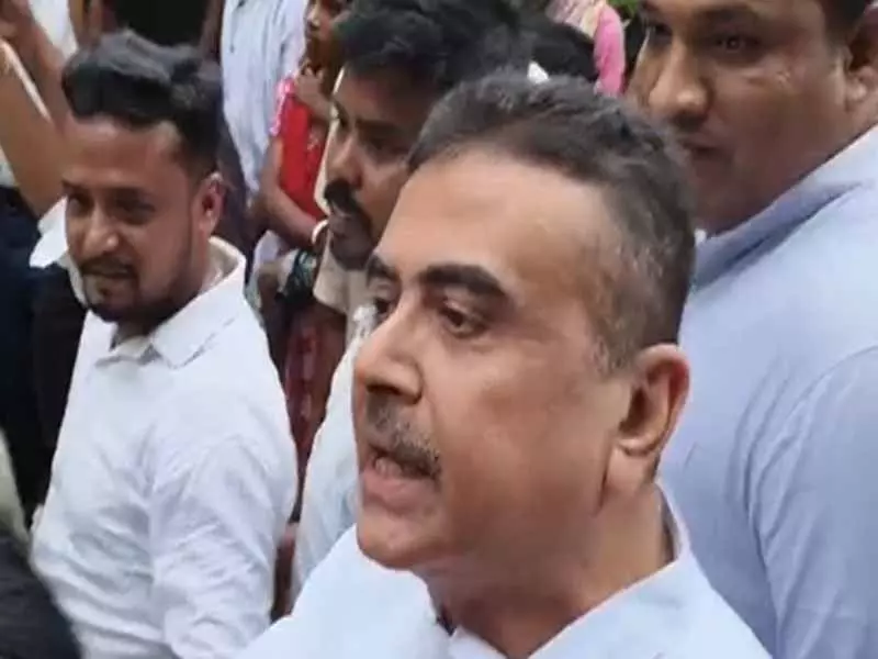 शुभेंदु अधिकारी ने मृतक संजय भौमिक के परिजनों से की मुलाकात, ममता सरकार पर बोला हमला शुभेंदु अधिकारी ने मृतक संजय भौमिक के परिजनों से की मुलाकात, ममता सरकार पर बोला हमला