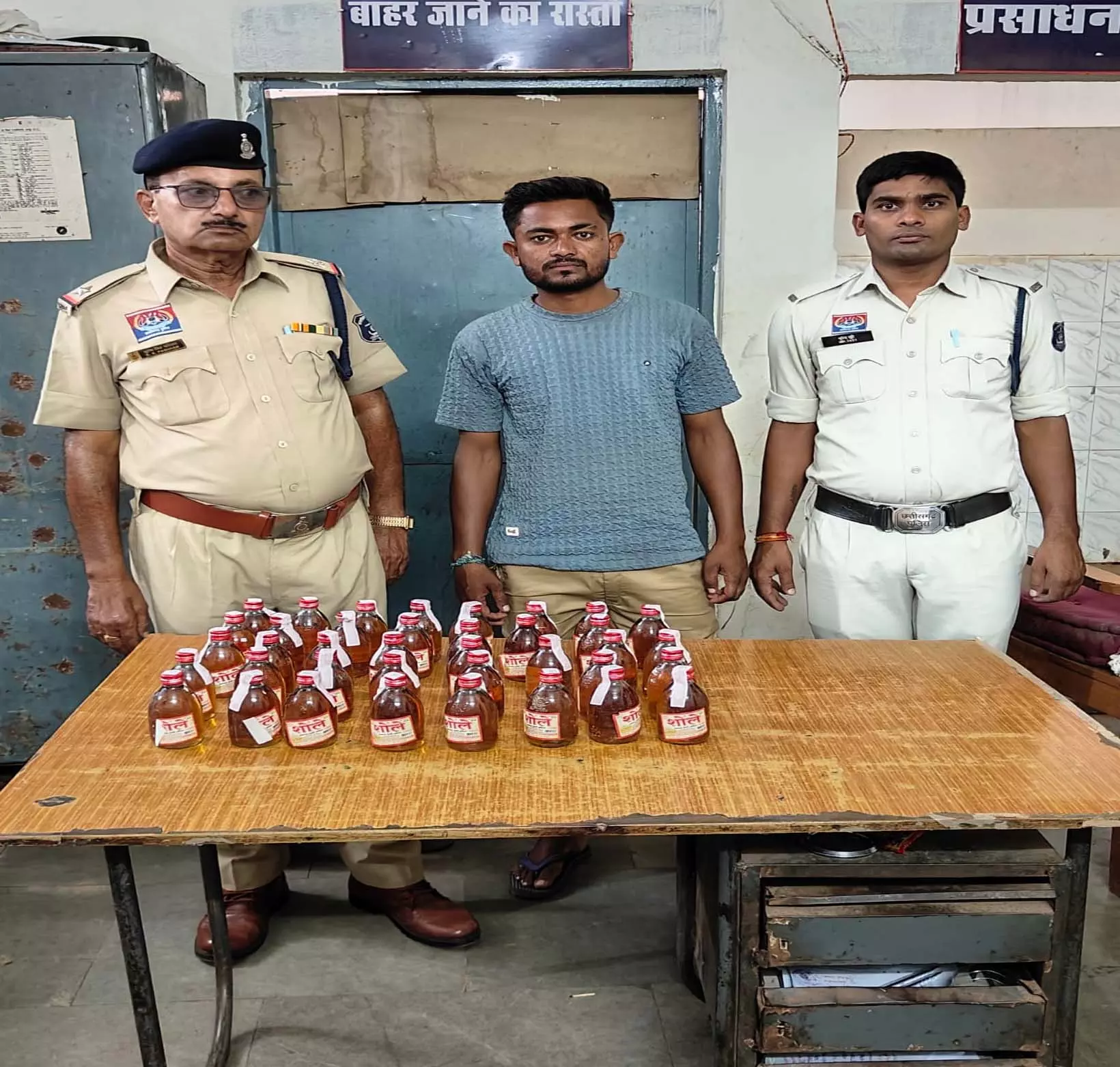 Raipur Breaking: अवैध शराब तस्करी करते नेमीचंद धृतलहरे गिरफ्तार Raipur Breaking: अवैध शराब तस्करी करते नेमीचंद धृतलहरे गिरफ्तार