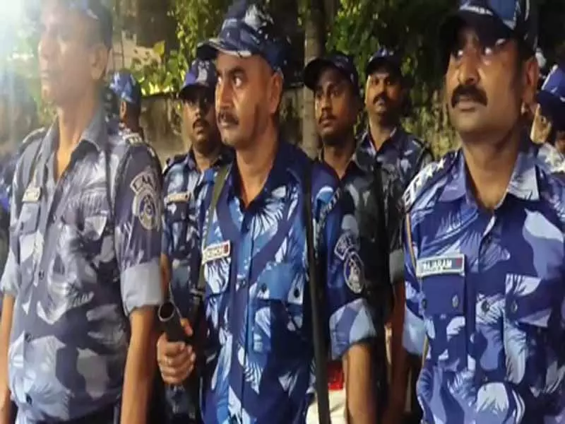 जबलपुर में नवरात्रि पर शांति और सुरक्षा के लिए पुलिस ने निकाला फ्लैग मार्च जबलपुर में नवरात्रि पर शांति और सुरक्षा के लिए पुलिस ने निकाला फ्लैग मार्च