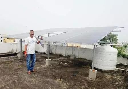 सूरज की किरणों से चमके घर, रोशनी के साथ आय का नया सबेरा सूरज की किरणों से चमके घर, रोशनी के साथ आय का नया सबेरा