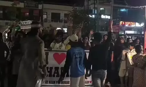 दुर्गा मंदिर के सामने मुस्लिम लड़कों ने लगाए भड़काऊ नारे, जुलूस के दौरान जमकर बवाल