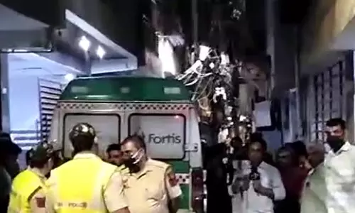 बीमार बेटा मां की लाश के साथ रह रहा था, बदबू फैलने पर पहुंची पुलिस