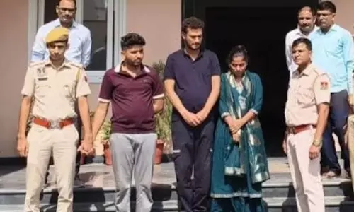 करोड़पति ठग अब पुलिस की गिरफ्त में, महिला मित्र और जिगरी दोस्त भी पकड़ाया करोड़पति ठग अब पुलिस की गिरफ्त में, महिला मित्र और जिगरी दोस्त भी पकड़ाया