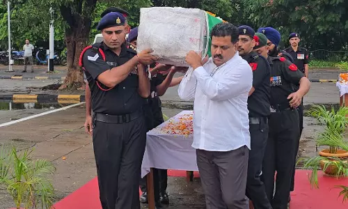 शहीद राइफलमैन रंजीत कश्यप के पार्थिव शरीर को गृहमंत्री विजय शर्मा ने दिया कंधा