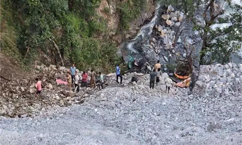 Uttarakhand:अनियंत्रित होकर गहरी खाई में गिरा वाहन,चालक की मौत Uttarakhand:अनियंत्रित होकर गहरी खाई में गिरा वाहन,चालक की मौत
