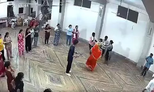 गरबा नृत्य कर रही महिला को बंदूक की नोक पर अगवा कर लिया गिरोह गरबा नृत्य कर रही महिला को बंदूक की नोक पर अगवा कर लिया गिरोह