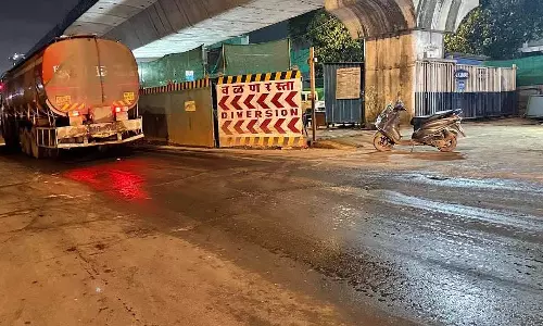 सीवरी में तेल के ट्रक से रिसाव से सड़क पर फिसलन; सफ़ाई के लिए दमकल विभाग रवाना
