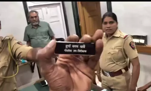 PSI दुर्गा खरडे ने VP रोड पुलिस स्टेशन के अंदर शिकायतकर्ता पर अपना आपा खोते हुए नेमप्लेट फेंकी PSI दुर्गा खरडे ने VP रोड पुलिस स्टेशन के अंदर शिकायतकर्ता पर अपना आपा खोते हुए नेमप्लेट फेंकी