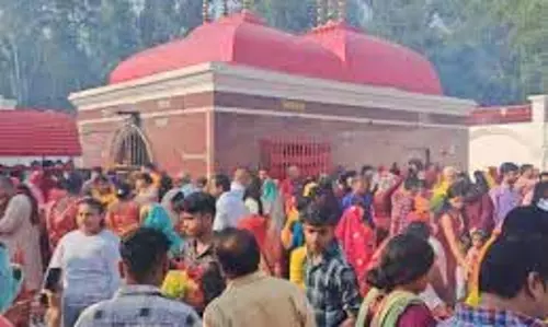 Gopalganj: शारदीय नवरात्र के पहले दिन थावे मंदिर में उमड़ी श्रद्धालुओं की भीड़