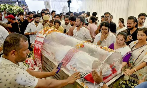 Guwahati : स्टेडियम में जुबीन गर्ग को अंतिम विदाई देने के लिए प्रशंसकों की भारी भीड़ उमड़ी
