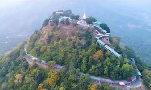 Maihar: नवरात्रि के पहले दिन मां शारदा के जयकारों से गूंज उठा धाम