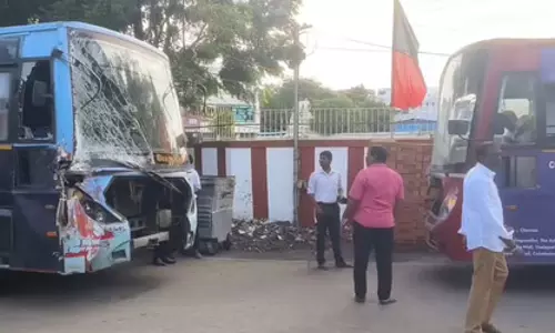 दो बसों की टक्कर, चालक समेत 8 लोग घायल