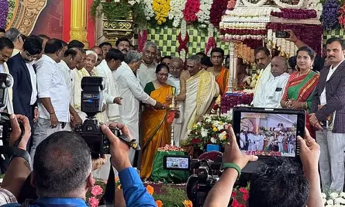 मैसूर दशहरा उद्घाटन: साहित्यकार बानू मुश्ताक ने देवी चामुंडी को पुष्पांजलि अर्पित की