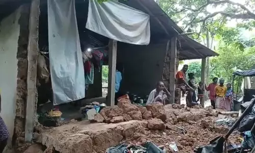 Odisha : बालासोर गांव में दीवार गिरने से दंपत्ति की मौत, बेटी घायल Odisha : बालासोर गांव में दीवार गिरने से दंपत्ति की मौत, बेटी घायल