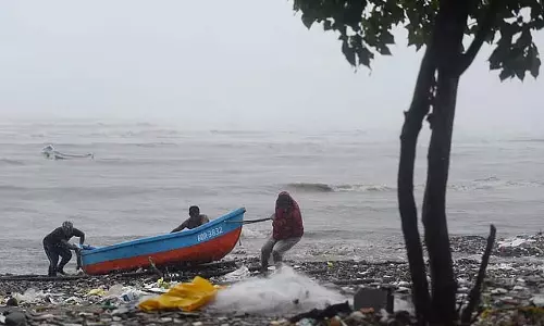 Kerala : समुद्र तट पर मछुआरे के जाल में फंसी सांप की मूर्तियां Kerala : समुद्र तट पर मछुआरे के जाल में फंसी सांप की मूर्तियां