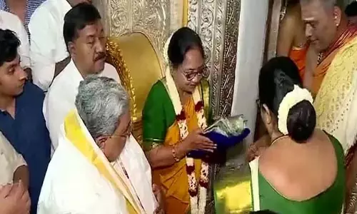 दशहरा के उद्घाटन से पहले देवी चामुंडी की विशेष पूजा: CM, लेखिका बानू मुश्ताक शामिल दशहरा के उद्घाटन से पहले देवी चामुंडी की विशेष पूजा: CM, लेखिका बानू मुश्ताक शामिल