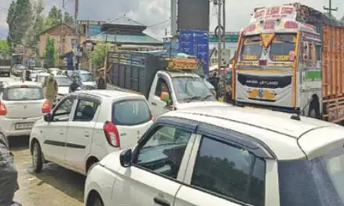 लगातार ट्रैफिक जाम के बीच गंदेरबल में सड़क चौड़ीकरण की मांग लगातार ट्रैफिक जाम के बीच गंदेरबल में सड़क चौड़ीकरण की मांग