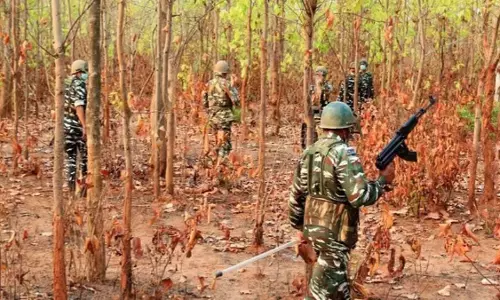 सुरक्षाबलों और नक्सलियों के बीच मुठभेड़, एक नक्सली मारा गया