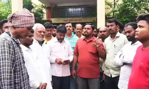 Karnataka : कलबुर्गी के यादरामी में दीवार गिरने से लड़की की मौत के बाद विरोध प्रदर्शन शुरू