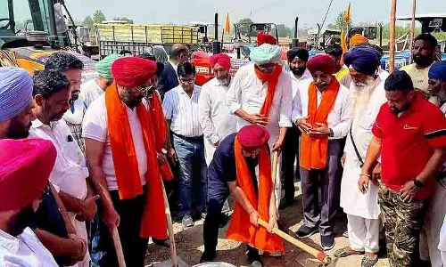 MP Vikramjit Singh Sawhney ने अजनाला में बड़े पैमाने पर गाद निकालने के अभियान का शुभारंभ किया