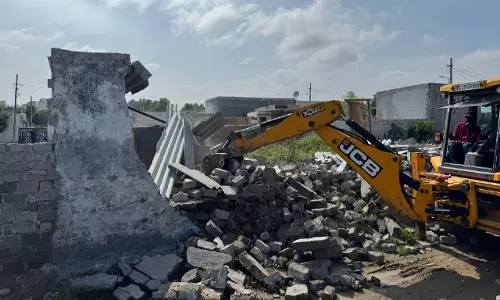 Hyderabad में हाइड्रा ने अतिक्रमित सरकारी भूमि को ध्वस्त किया Hyderabad में हाइड्रा ने अतिक्रमित सरकारी भूमि को ध्वस्त किया