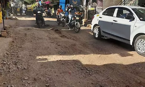 सड़क के गड्ढे: यातायात बाधित