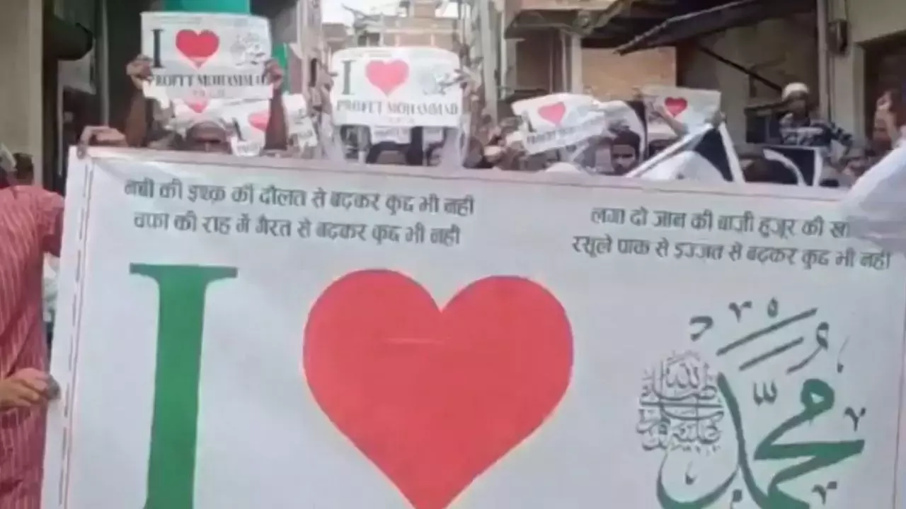 Bareilly: ‘आई लव मुहम्मद’ पोस्टर उतारने पर पुलिस के साथ विवाद