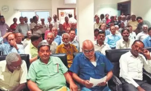 Bareilly: रबड़ फैक्ट्री कर्मियों की विधायक से गुहार Bareilly: रबड़ फैक्ट्री कर्मियों की विधायक से गुहार