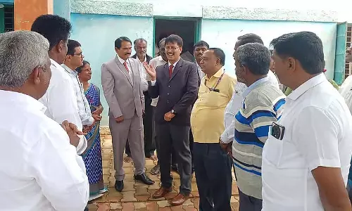 Shidlaghatta: न्यायाधीश ने सरकारी स्कूल का दौरा किया