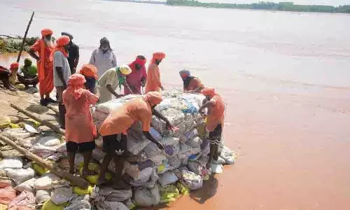 सामुदायिक भावना, बाढ़ प्रभावित Baupur मंड ने संघर्ष किया, टूटे हुए बांधों को मजबूत किया