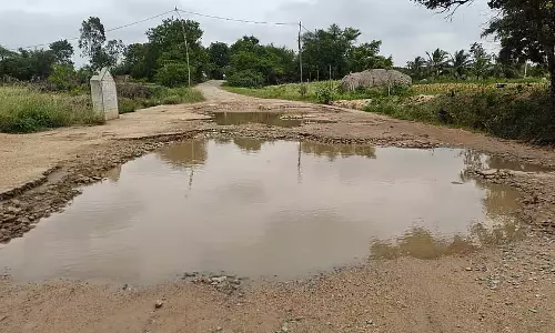 सड़क पर गड्ढा; बस यातायात स्थगित सड़क पर गड्ढा; बस यातायात स्थगित