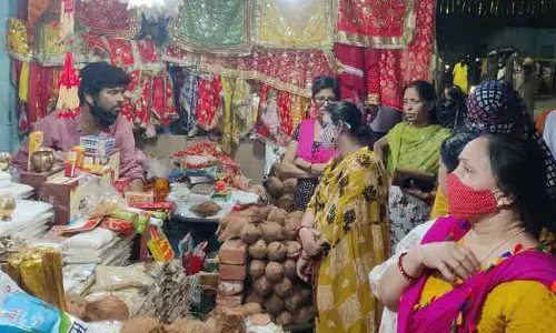 Bareilly: पूजन सामग्री खरीदने उमड़े लोग, नवरात्रि के पहले बाजार में रौनक