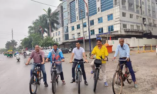 Indore: अफसर और नेता साइकिल से आए दफ्तर, नो कार डे का आयोजन Indore: अफसर और नेता साइकिल से आए दफ्तर, नो कार डे का आयोजन