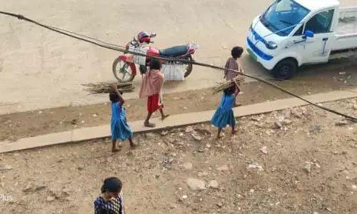 Hatadihi गरीबी से स्कूली बच्चों का बचपन सड़क पर फेरी लगाने में बदल रहा