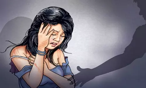 Agra: लड़की से छेड़छाड़ और धमकी में मथुरा शिक्षक फंसा