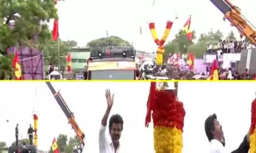 Tiruvarur चुनाव प्रचार में विजय को क्रेन से माला पहनाने पर चार पर मामला दर्ज