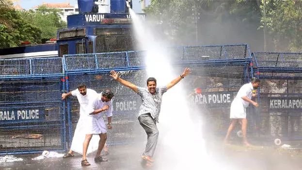 kerala: पानी की बौछारों से भी फैलने की आशंका, सतर्क रहें लोग kerala: पानी की बौछारों से भी फैलने की आशंका, सतर्क रहें लोग