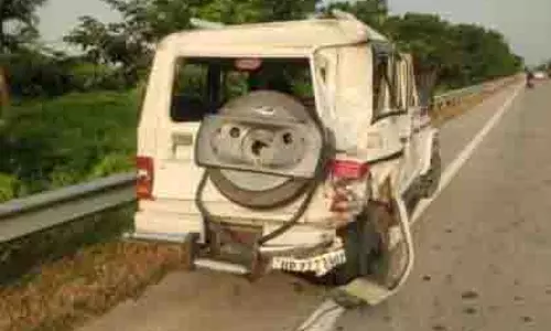UP : प्रयागराज में खड़ी एसयूवी से टकराने से 4 की मौत, 3 घायल UP : प्रयागराज में खड़ी एसयूवी से टकराने से 4 की मौत, 3 घायल