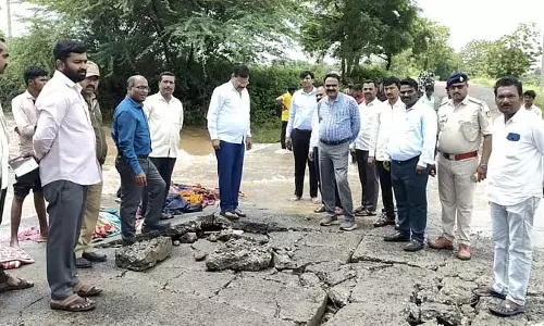 भारी बारिश: कनकनाल गांव में भारी पानी, पुल डूबा