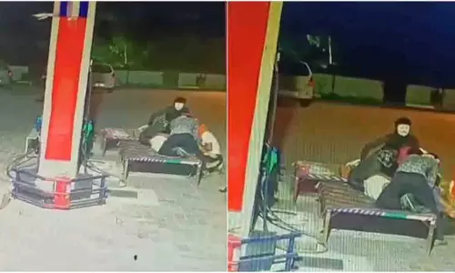 Rajasthan: बारां में नकाबपोश बदमाशों ने पेट्रोल पंप से 1.75 लाख रुपये लूटे Rajasthan: बारां में नकाबपोश बदमाशों ने पेट्रोल पंप से 1.75 लाख रुपये लूटे
