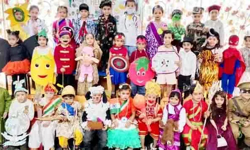 DAV स्कूल में नर्सरी के बच्चों ने फैंसी ड्रेस शो में बिखेरा जलवा