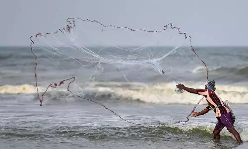 Kerala तट पर मछुआरे ने जाल में फंसी नाग की मूर्तियाँ Kerala तट पर मछुआरे ने जाल में फंसी नाग की मूर्तियाँ
