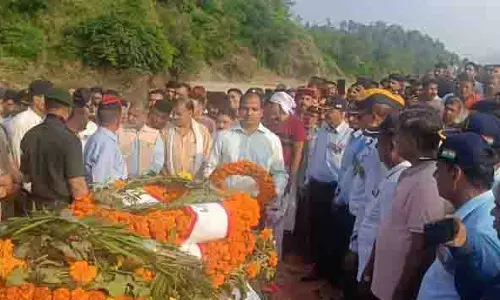 Himachal: बिलासपुर के वीर हवलदार बलदेव चंद को पूरे राजकीय सम्मान के साथ अंतिम विदाई दी गई Himachal: बिलासपुर के वीर हवलदार बलदेव चंद को पूरे राजकीय सम्मान के साथ अंतिम विदाई दी गई