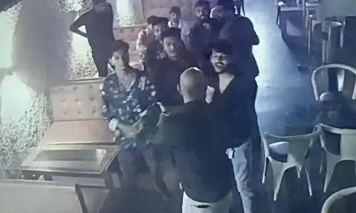 मामा सट्टा किंग और भांजा बदमाश, जूक क्लब में मारपीट का वीडियो वायरल मामा सट्टा किंग और भांजा बदमाश, जूक क्लब में मारपीट का वीडियो वायरल