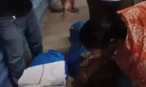 Purshottam Express के प्रथम एसी कोच से चादरें चुराने के आरोप में परिवार गिरफ्तार Purshottam Express के प्रथम एसी कोच से चादरें चुराने के आरोप में परिवार गिरफ्तार