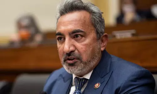 US कांग्रेस सदस्य ने अराजक एच-1बी कदम की आलोचना की, ट्रंप अधिकारी पर निशाना साधा