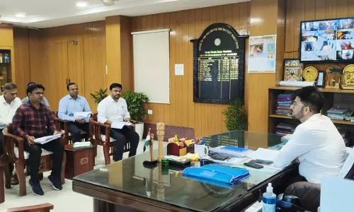 कलेक्टर ने की खाद भण्डारण और वितरण की समीक्षा