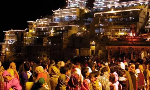 Jammu: वैष्णो देवी दरबार में श्रद्धालुओं का सैलाब Jammu: वैष्णो देवी दरबार में श्रद्धालुओं का सैलाब