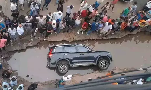 Patna: गड्ढे में समा गई SUV, मालिक ने बताया सरकार को बदनाम करने की साजिश Patna: गड्ढे में समा गई SUV, मालिक ने बताया सरकार को बदनाम करने की साजिश