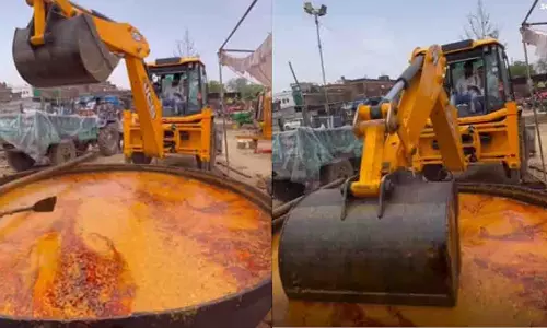 विशालकाय बर्तन में दाल मखनी बनाने के लिए JCB का इस्तेमाल